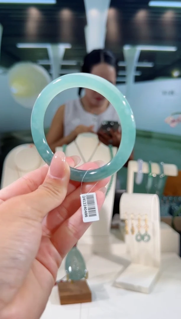 翡翠手镯未镶嵌56圈