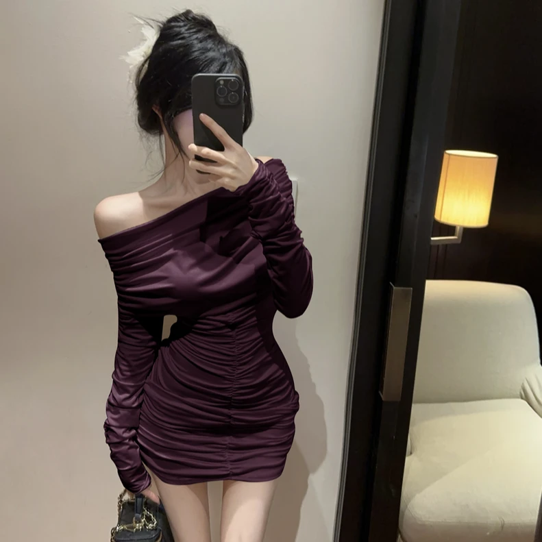 法式性感一字肩抹胸连衣裙高腰气质修身褶皱设计感显瘦包臀打底裙