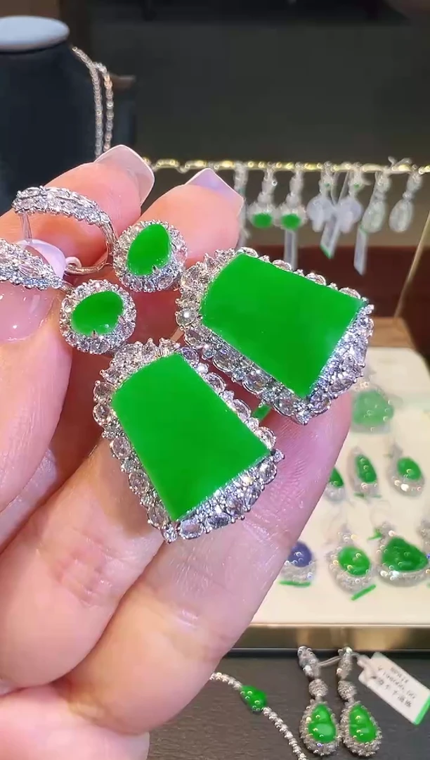 18K金镶嵌翡翠耳饰翡翠