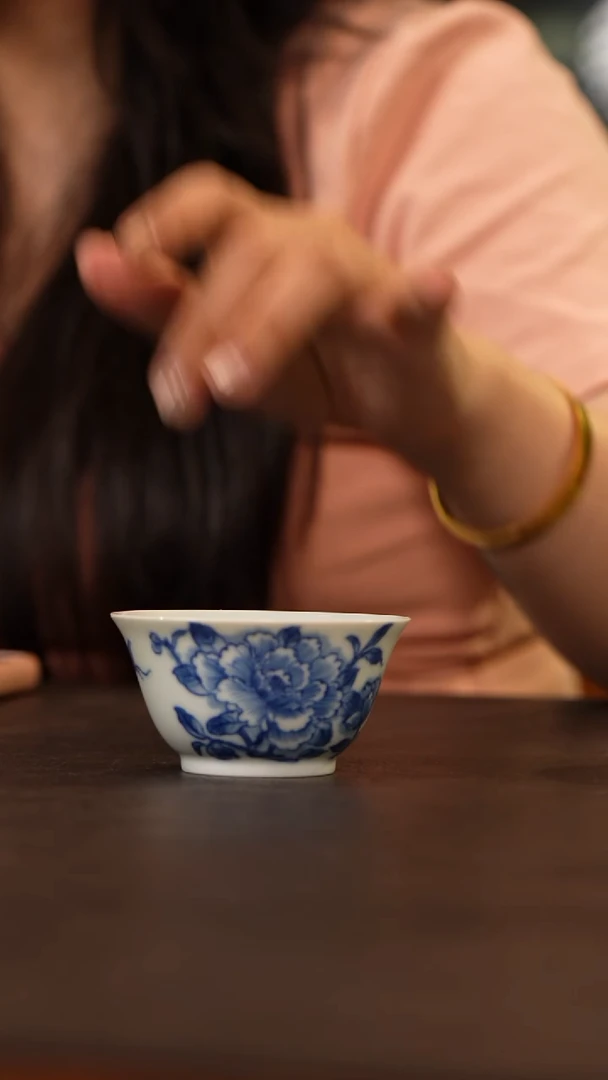 古月窑青花牡丹客杯