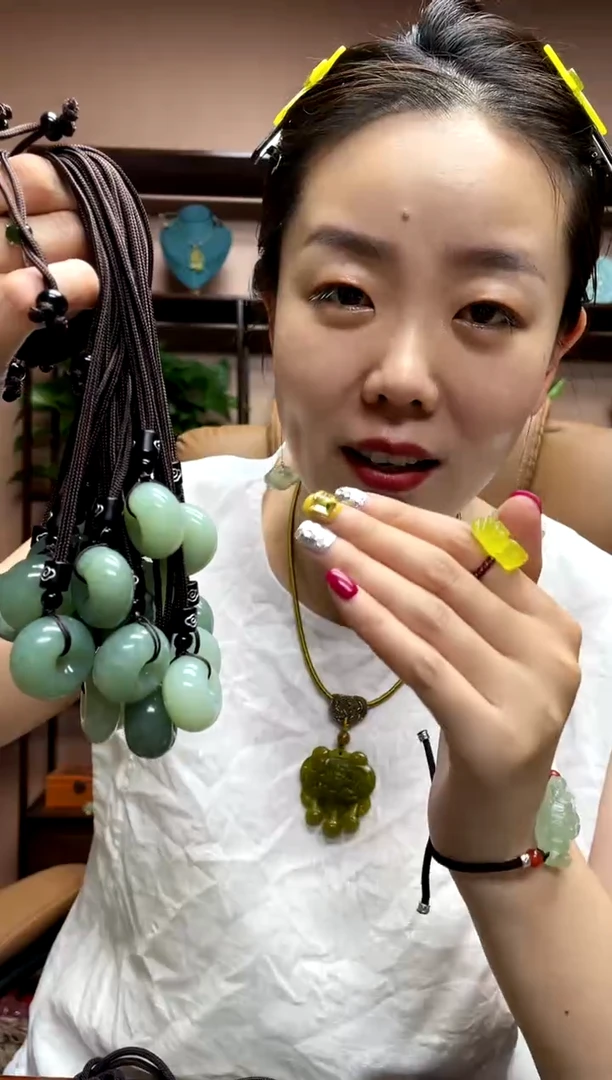 岫玉未镶嵌吊坠多样性发货发其中之一