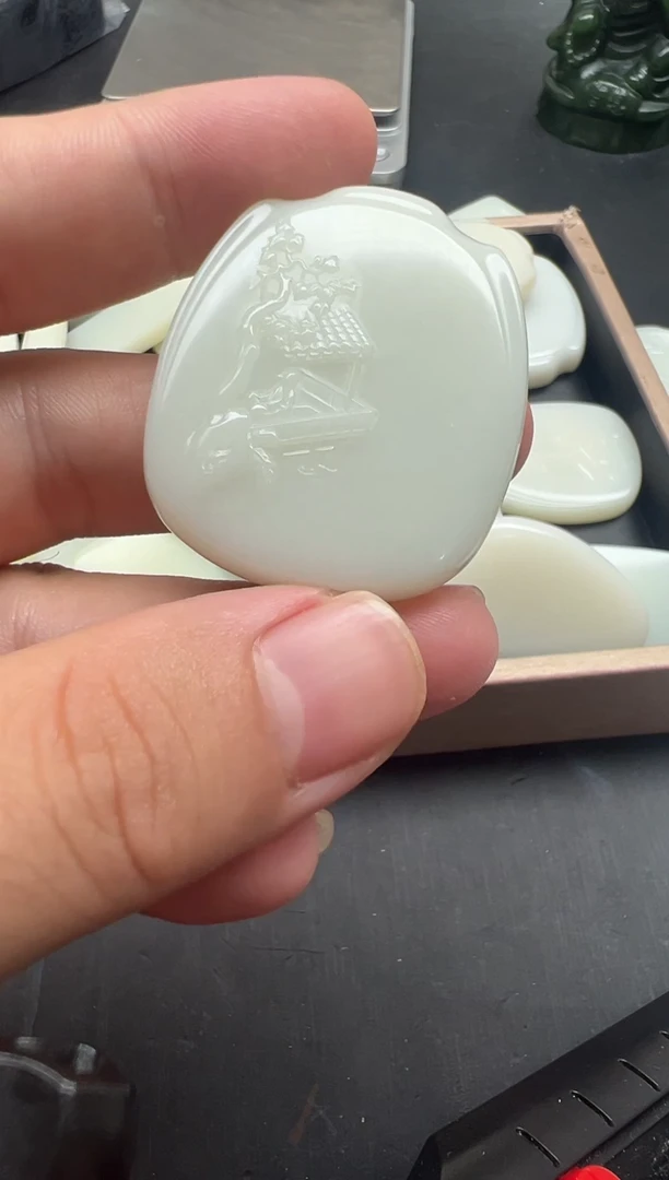 和田玉未镶嵌颈饰玉牌