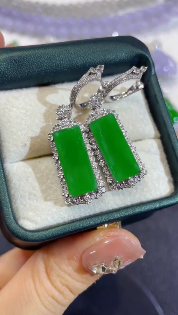 颈饰18K金镶嵌翡翠团购21