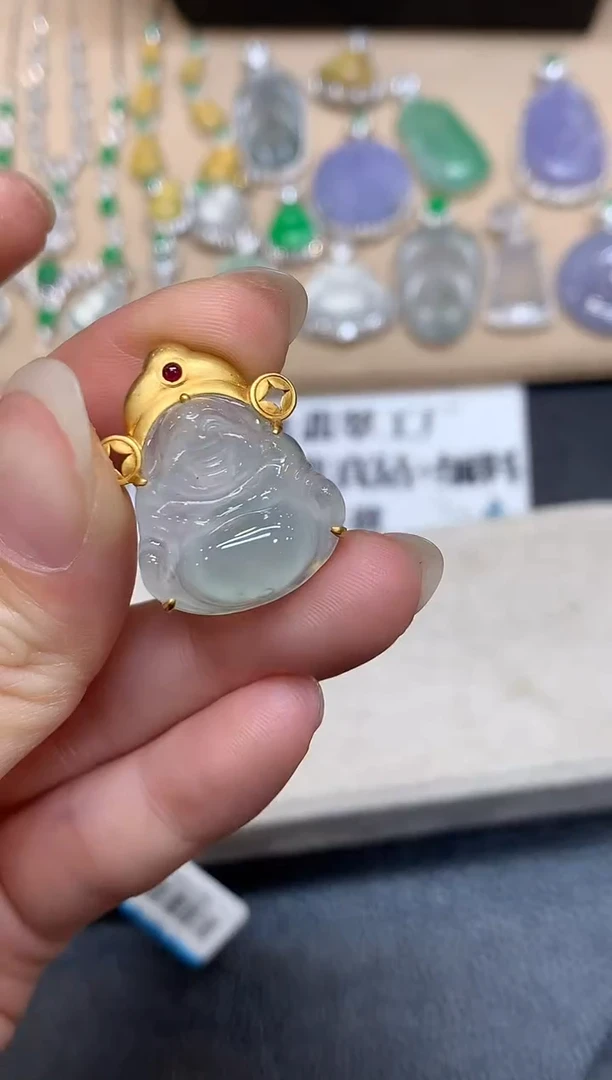 颈饰18K金镶嵌翡翠佛公【无服务费