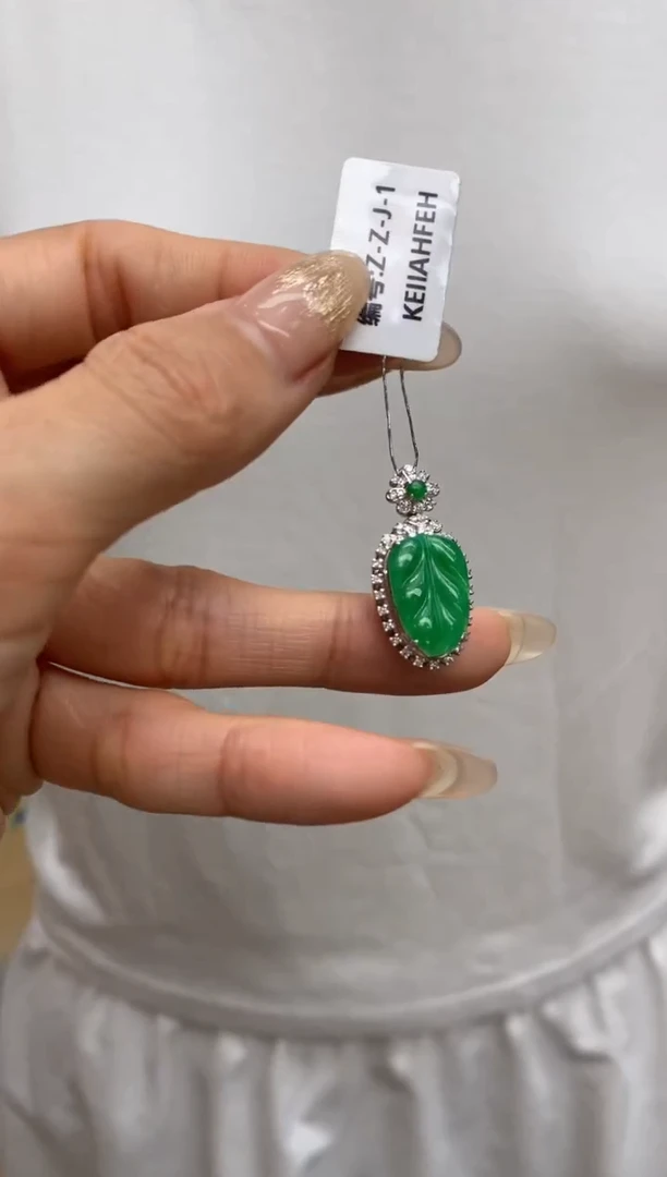【闪购商品】翡翠颈饰18K金镶嵌叶子
