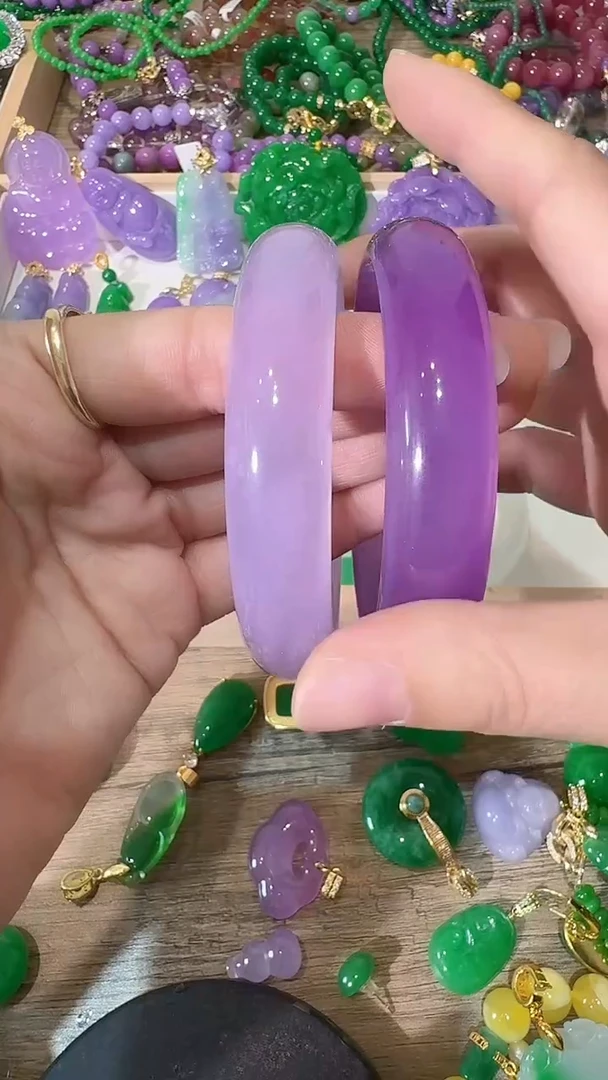 颈饰未镶嵌石英质玉紫手镯