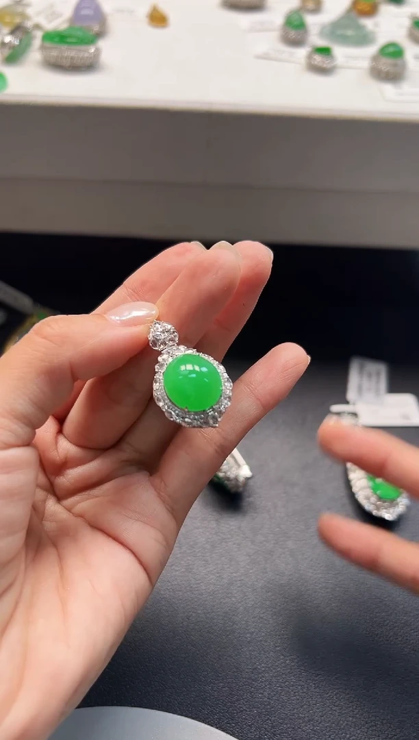 颈饰18K金镶嵌翡翠KYZI1122-010