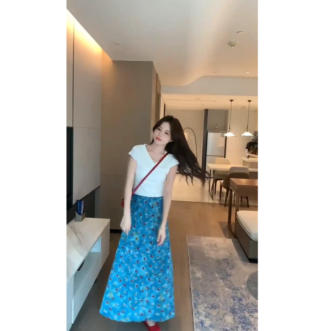 2025年夏季新款气质收腰显瘦短款上衣搭复古蓝色碎花半身裙套装女