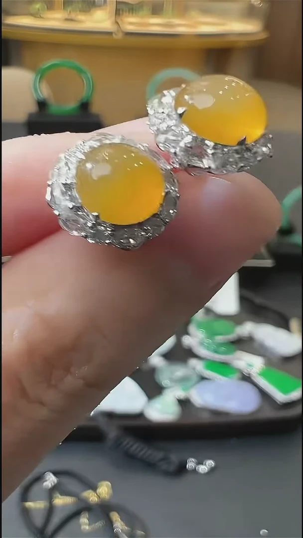 颈饰18K金镶嵌翡翠天然A货翡翠