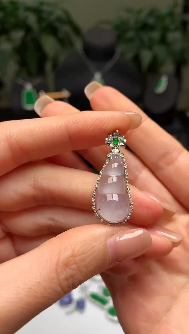 颈饰18K金镶嵌翡翠福豆