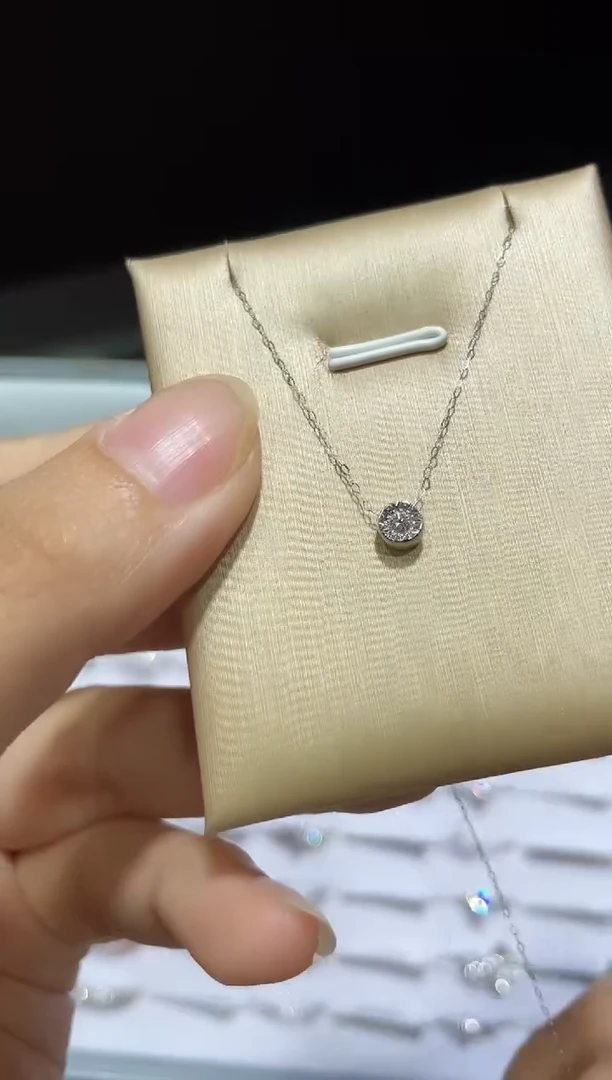 颈饰18K金镶嵌钻石项链