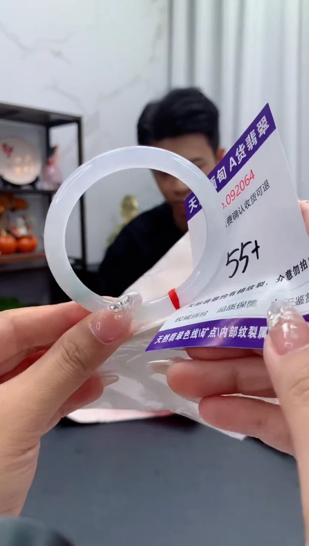 未镶嵌手镯翡翠有纹，完美者勿拍