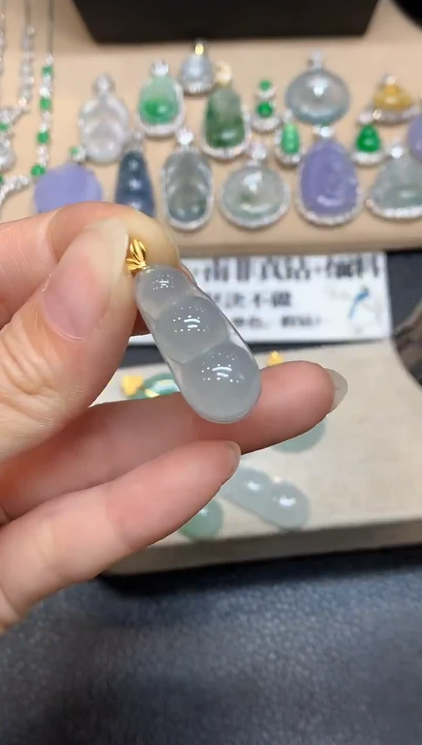 吊坠(不含链)18K金镶嵌翡翠福豆【无服务费