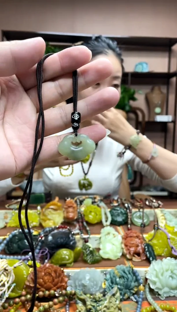 未镶嵌岫玉颈饰·