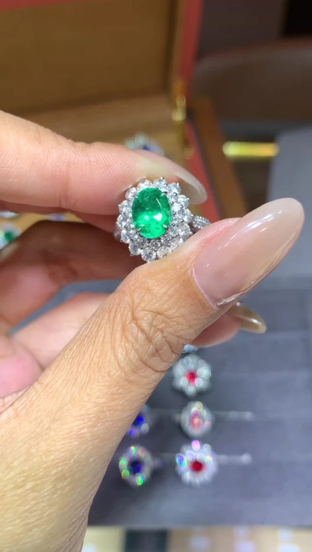 18K金镶嵌戒指祖母绿1.5CT