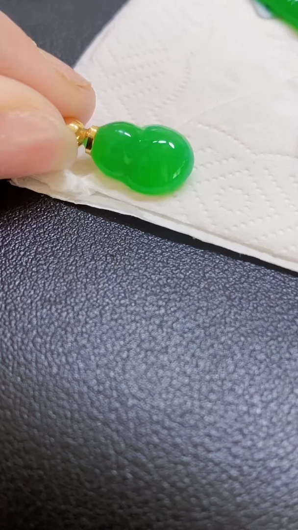 颈饰18K金镶嵌翡翠葫芦