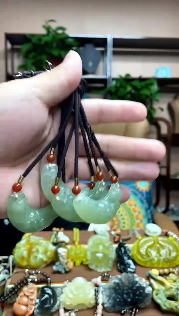 未镶嵌岫玉吊坠多样性发货发其中之一