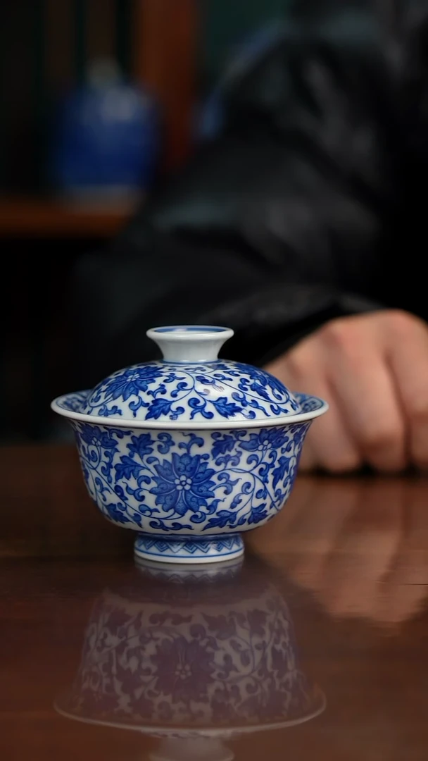 晓月窑青花缠枝盖碗