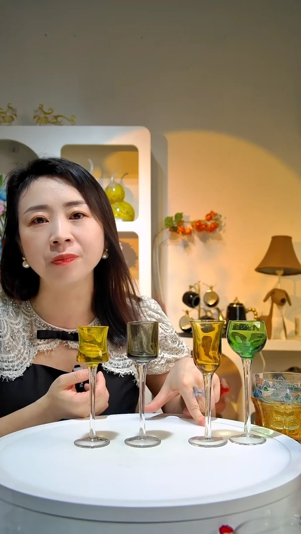 水晶玻璃微瑕8只不同带脚小容量杯