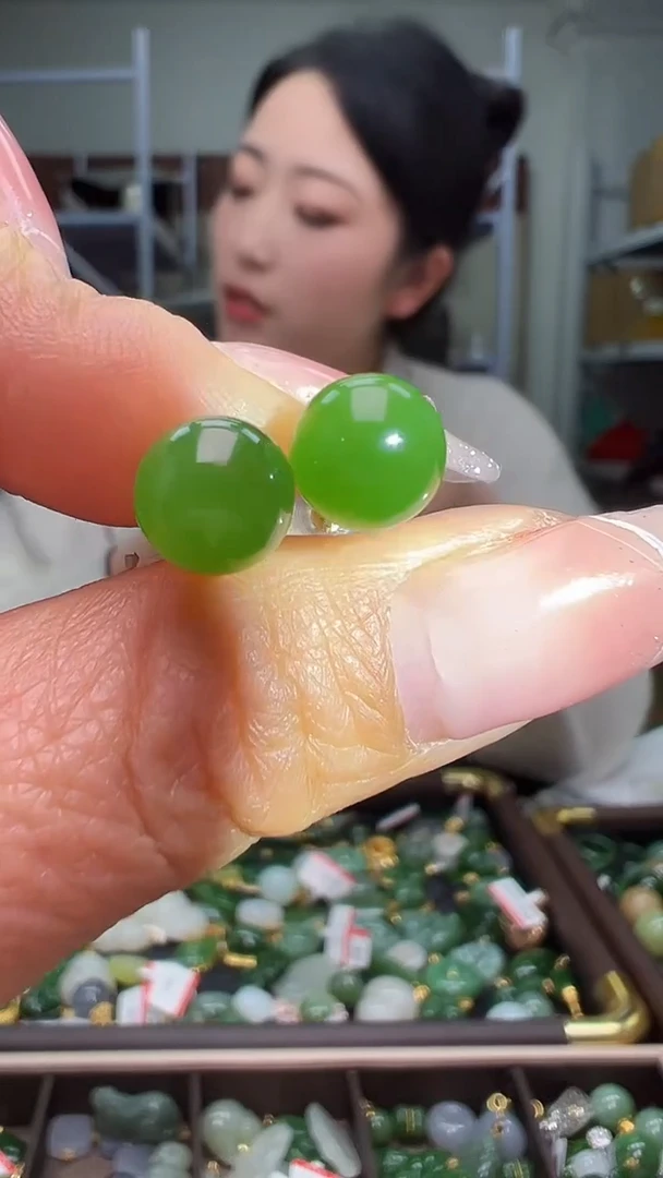 颈饰18K金镶嵌和田玉（多样性发货.发其一)12.15.84