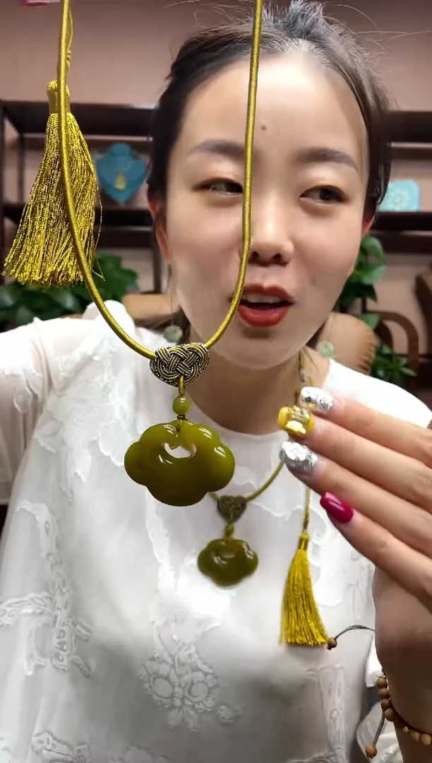 岫玉未镶嵌吊坠多样性发货发其中之一