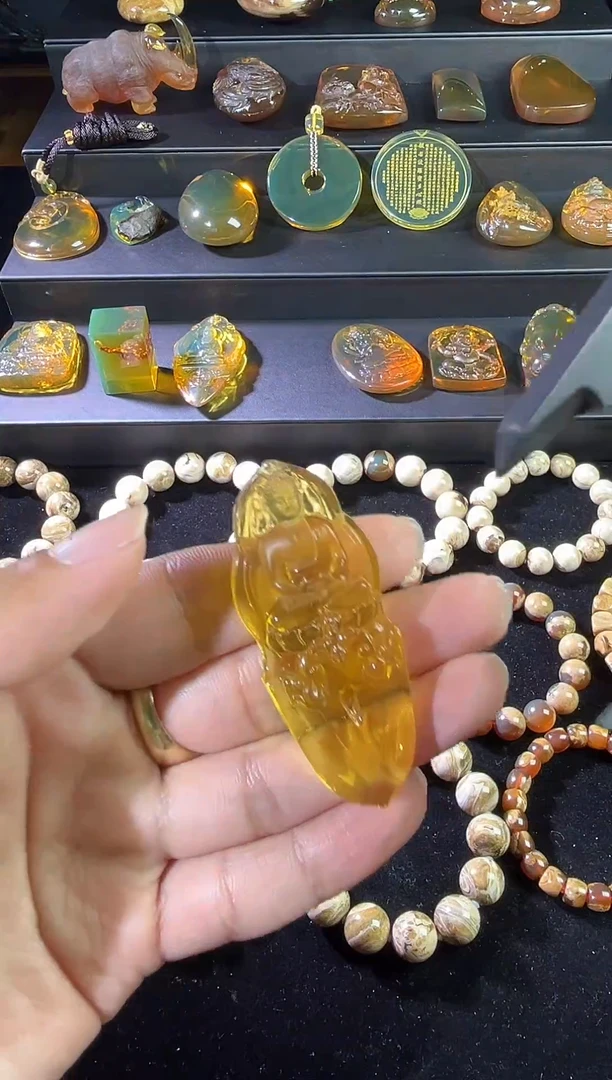 琥珀颈饰未镶嵌净水金兰大日如来雕刻件