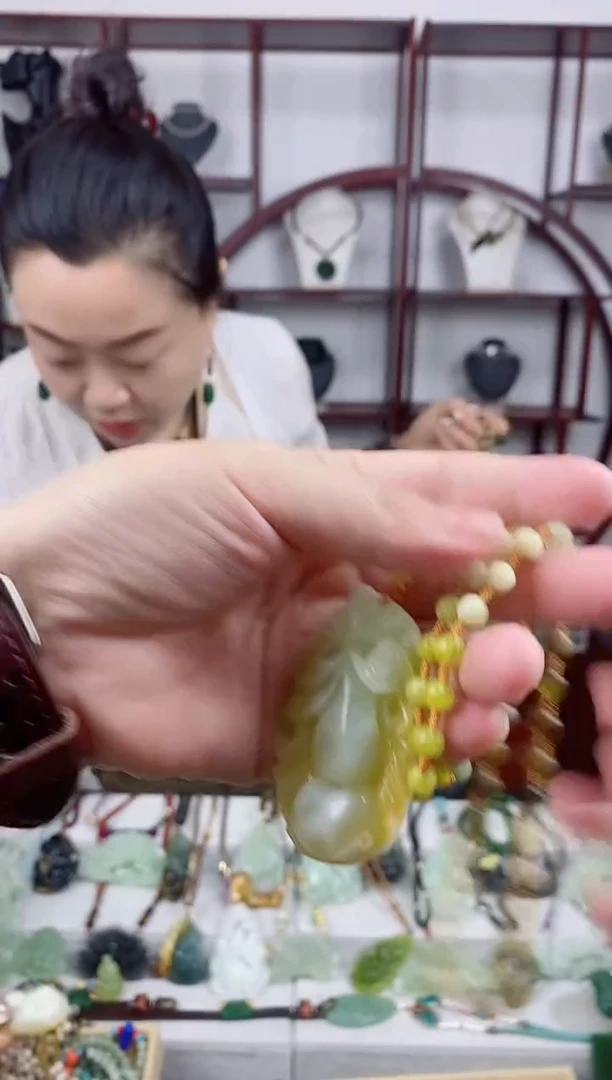 未镶嵌岫玉颈饰1