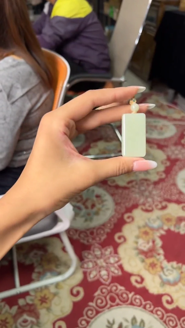 吊坠(赠链)未镶嵌和田玉茶**好且末微色差迪克兰一细