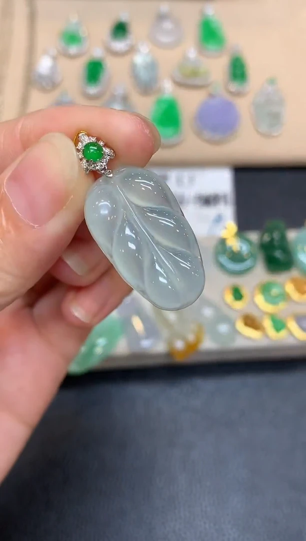 颈饰18K金镶嵌翡翠树叶【无服务费