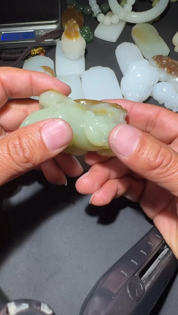未镶嵌和田玉（糖玉）挂件和田玉