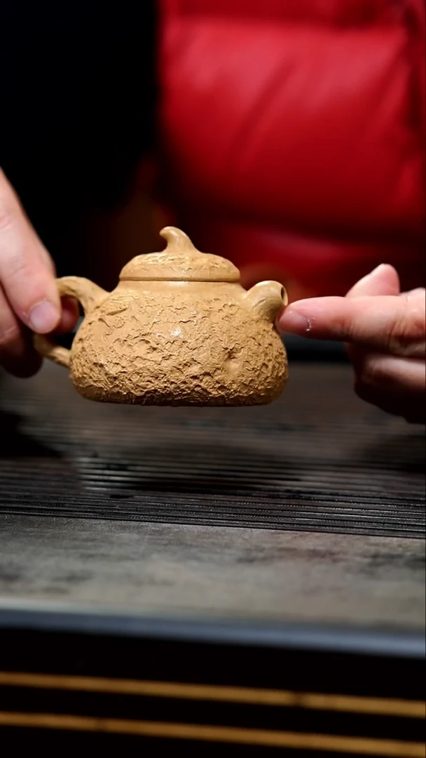 【闪购商品】紫砂茶壶14-半手段泥隐龙茄瓜供春140cc