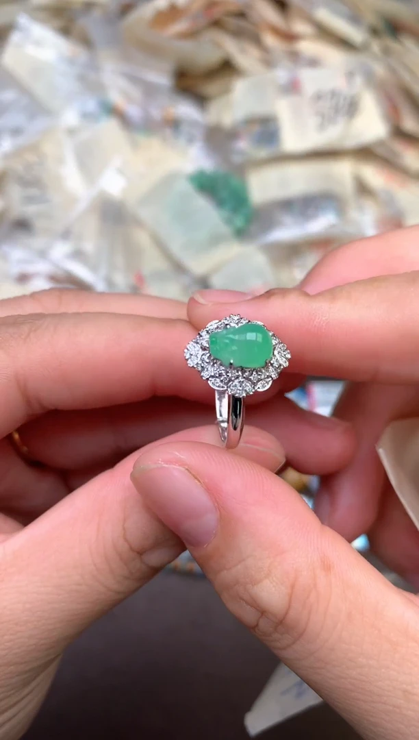 18K金镶嵌挂件翡翠 —