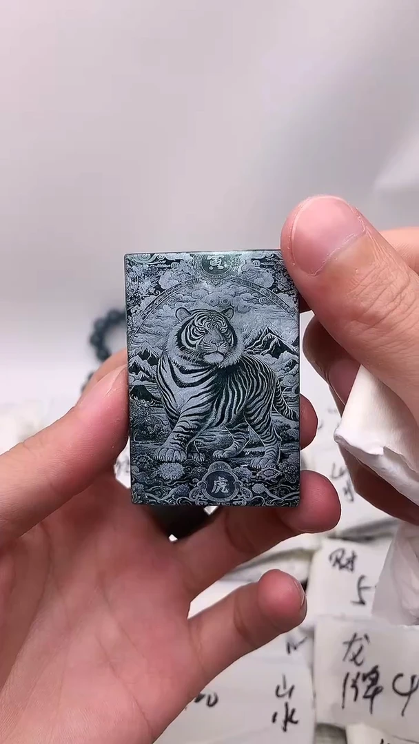 翡翠未镶嵌颈饰虚空藏  虎