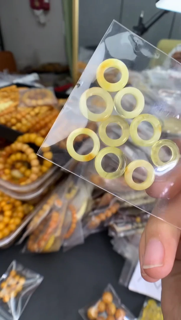 蜜蜡未镶嵌珠宝奇石多样性发一件