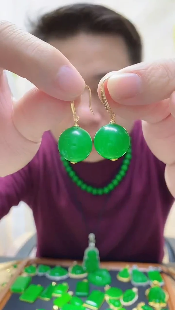 14K金镶嵌翡翠耳饰翡翠耳钩