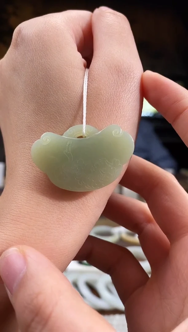 颈饰未镶嵌和田玉若羌黄口 莲花如意锁