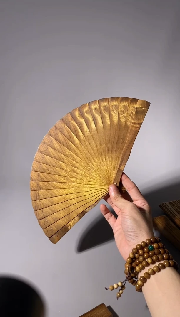 金丝楠R****l898号18cm小叶桢楠扇子