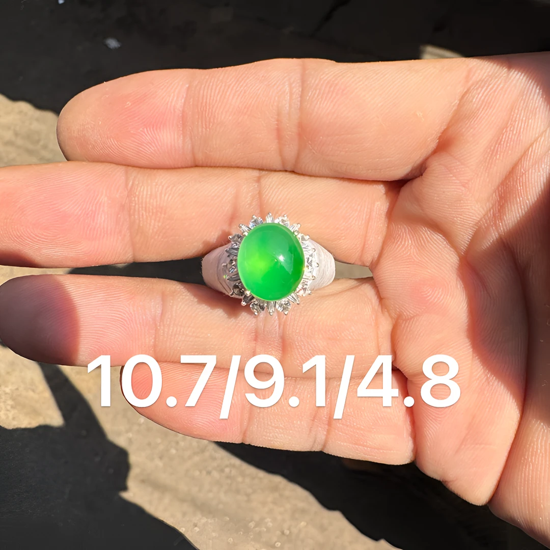 1110(小哪吒在源头)高冰种翡翠木那阳绿戒面干净肉细荧光足M800