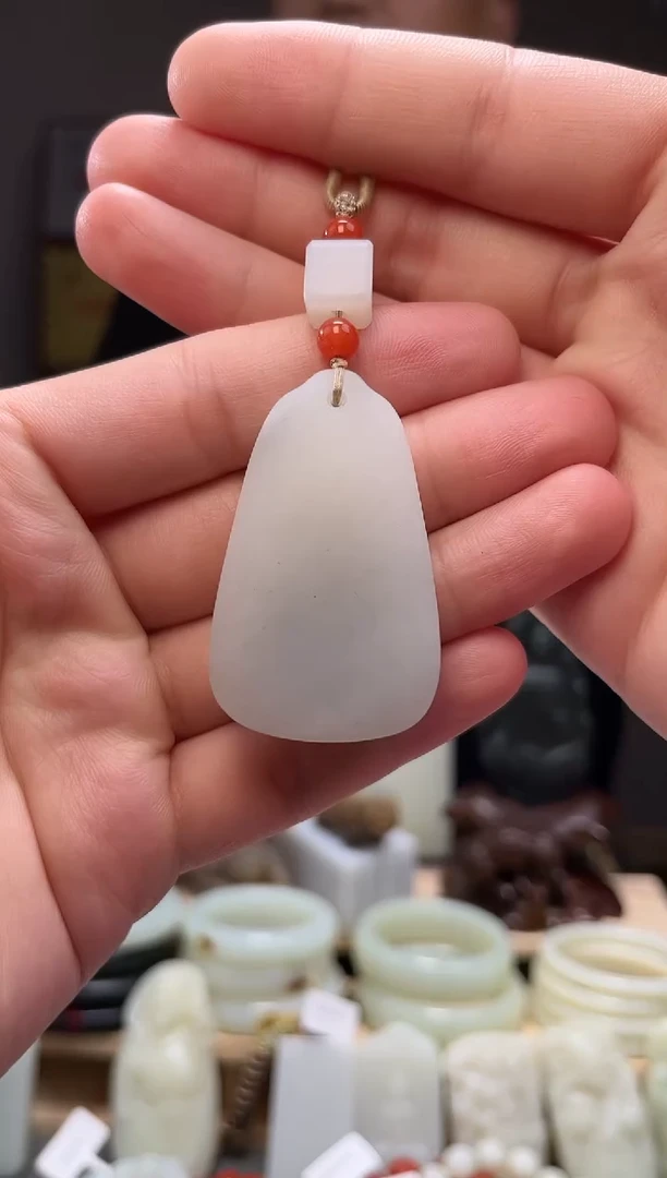 颈饰未镶嵌和田玉吊坠