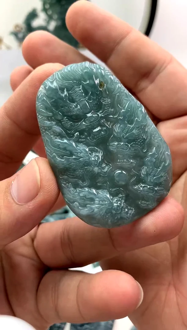 翡翠未镶嵌颈饰九龙
