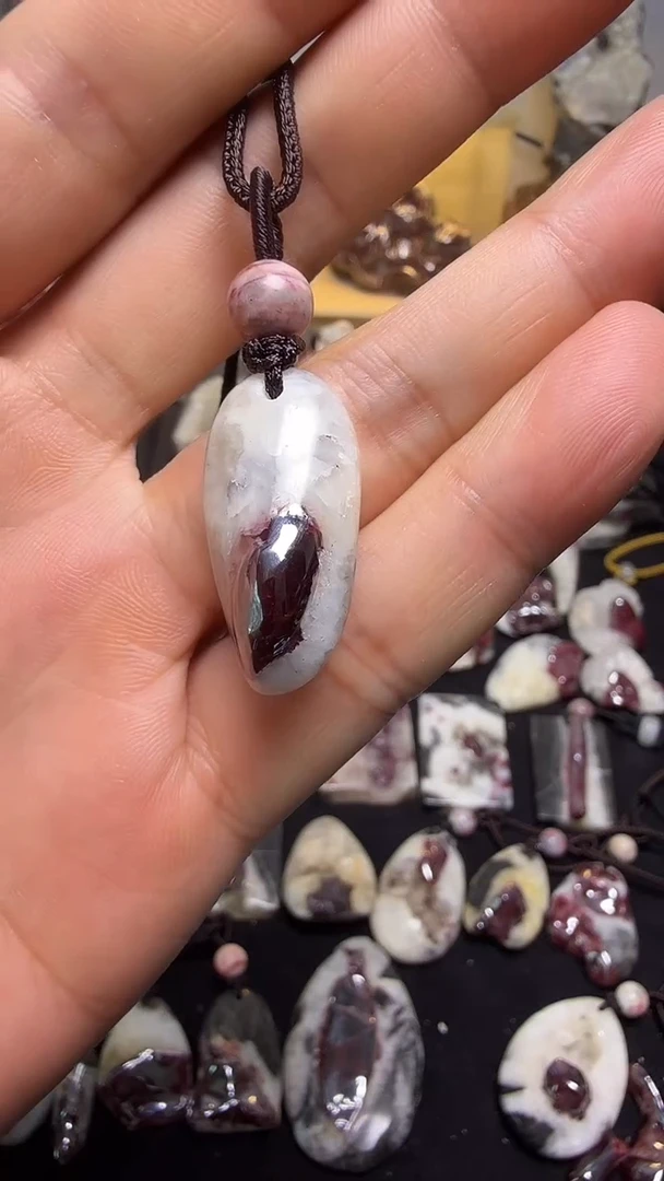 天然辰砂大晶砂随行晶体吊坠