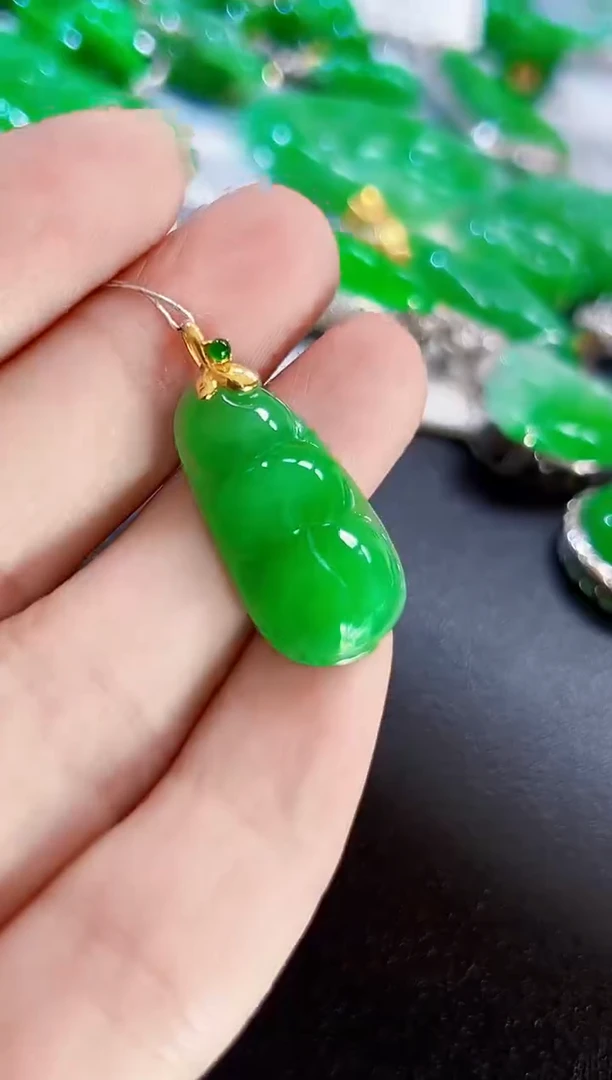 颈饰18K金镶嵌翡翠豆