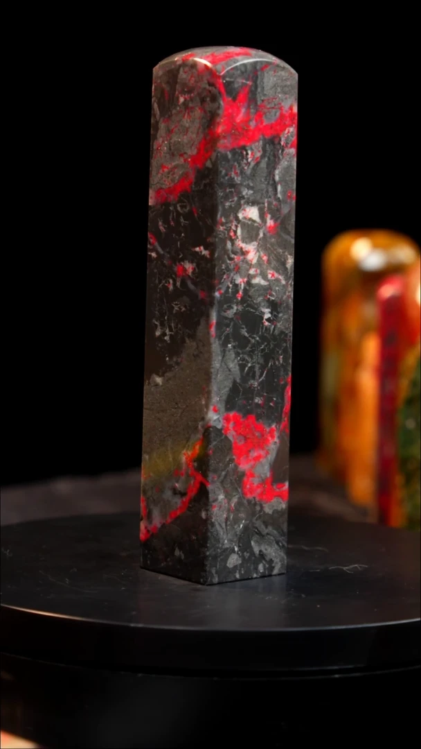 鸡血石黑牛角鸡血石