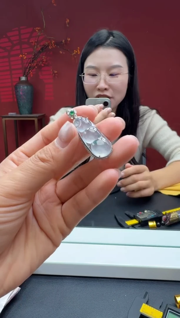 颈饰18K金镶嵌翡翠豆子