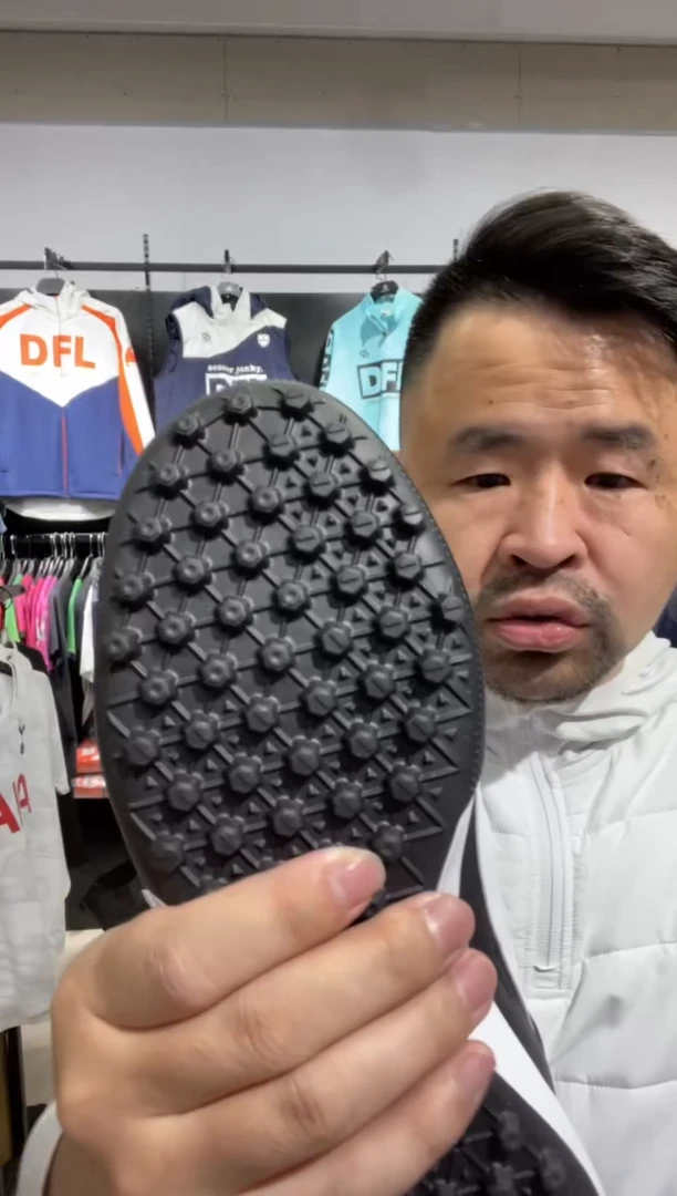 以****判尺码44.5 黑色TF