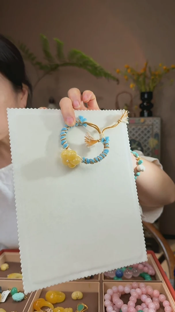 蜜蜡吊坠(不含链)未镶嵌云**清天然蜜蜡吊坠赠编绳