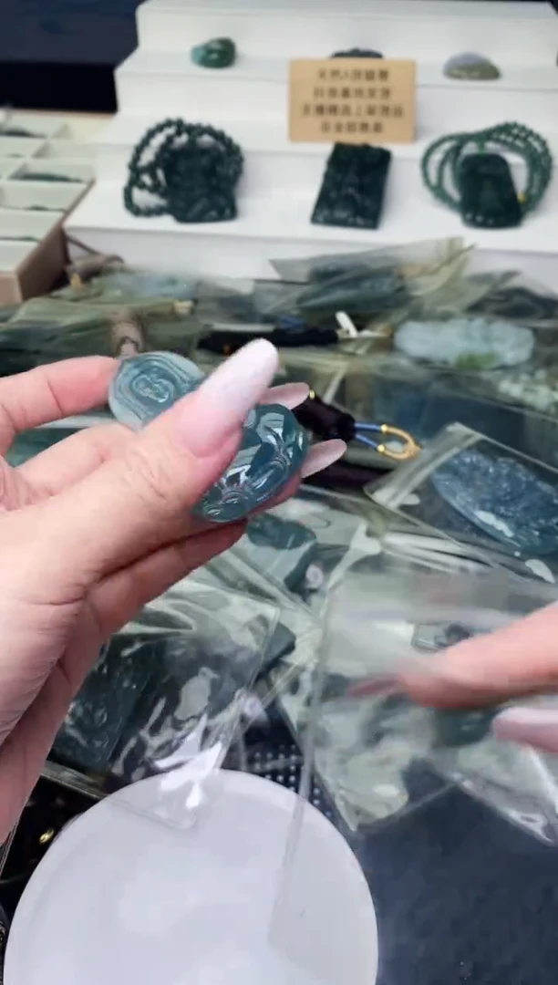 颈饰未镶嵌翡翠