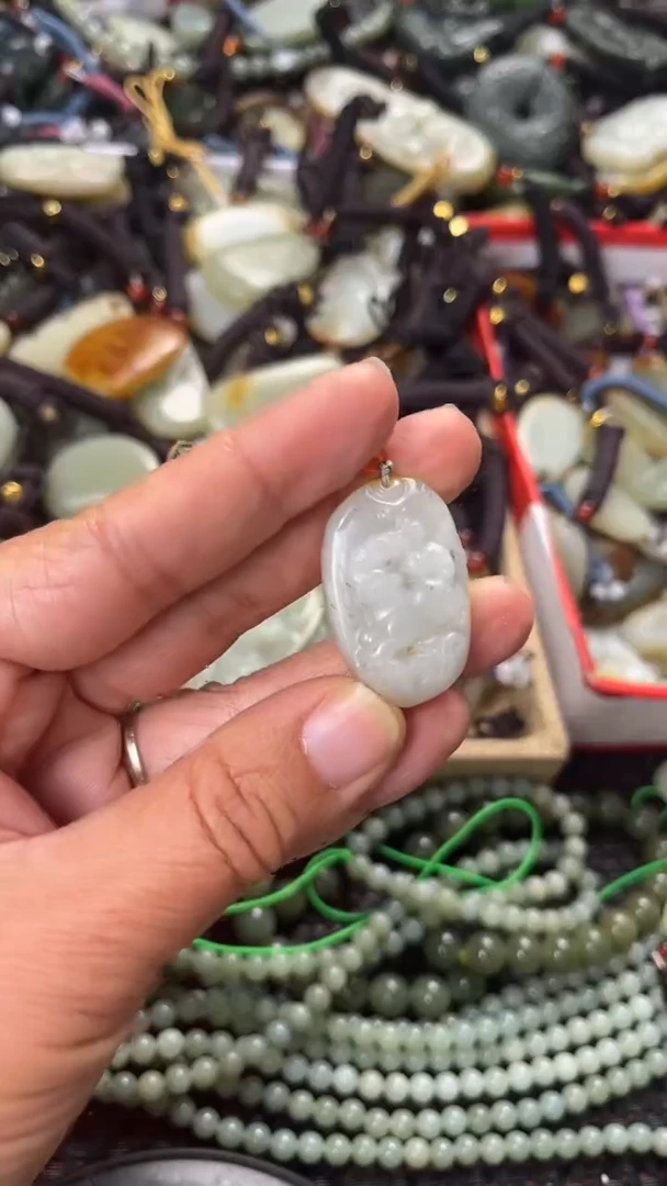 【闪购商品】和田玉颈饰未镶嵌多样性发货没有证书，拍一发一.有瑕