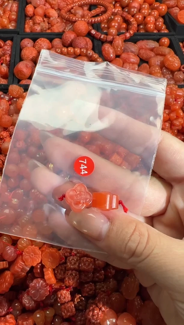 南红玛瑙未镶嵌颈饰1