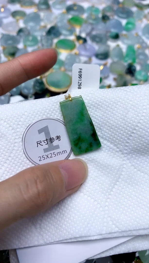 颈饰18K金镶嵌翡翠天然A货翡翠